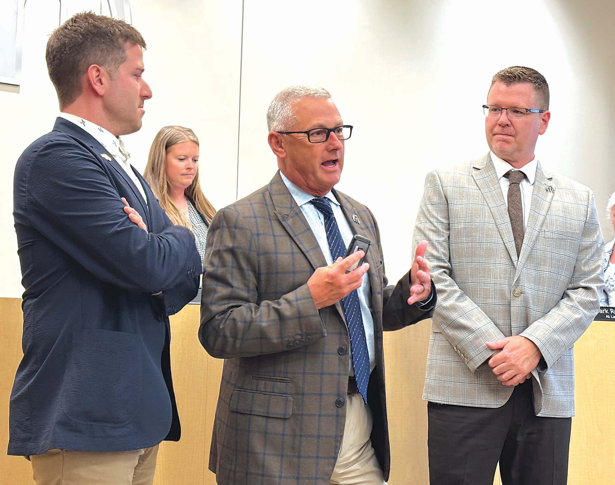 Emery receives farewell tribute from council